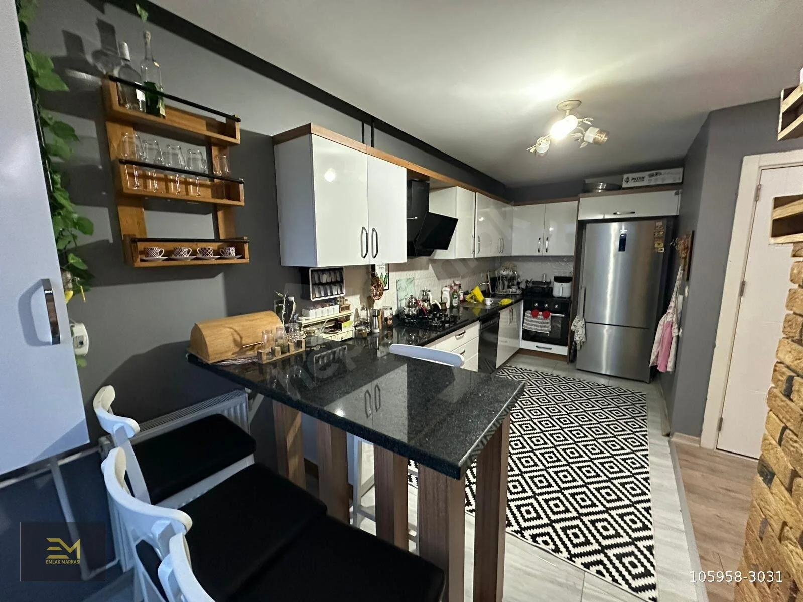 EMLAK MARKASI'ndan BARAJYOLUNDA GÖL MANZARALI EKSTRALI LÜX !!